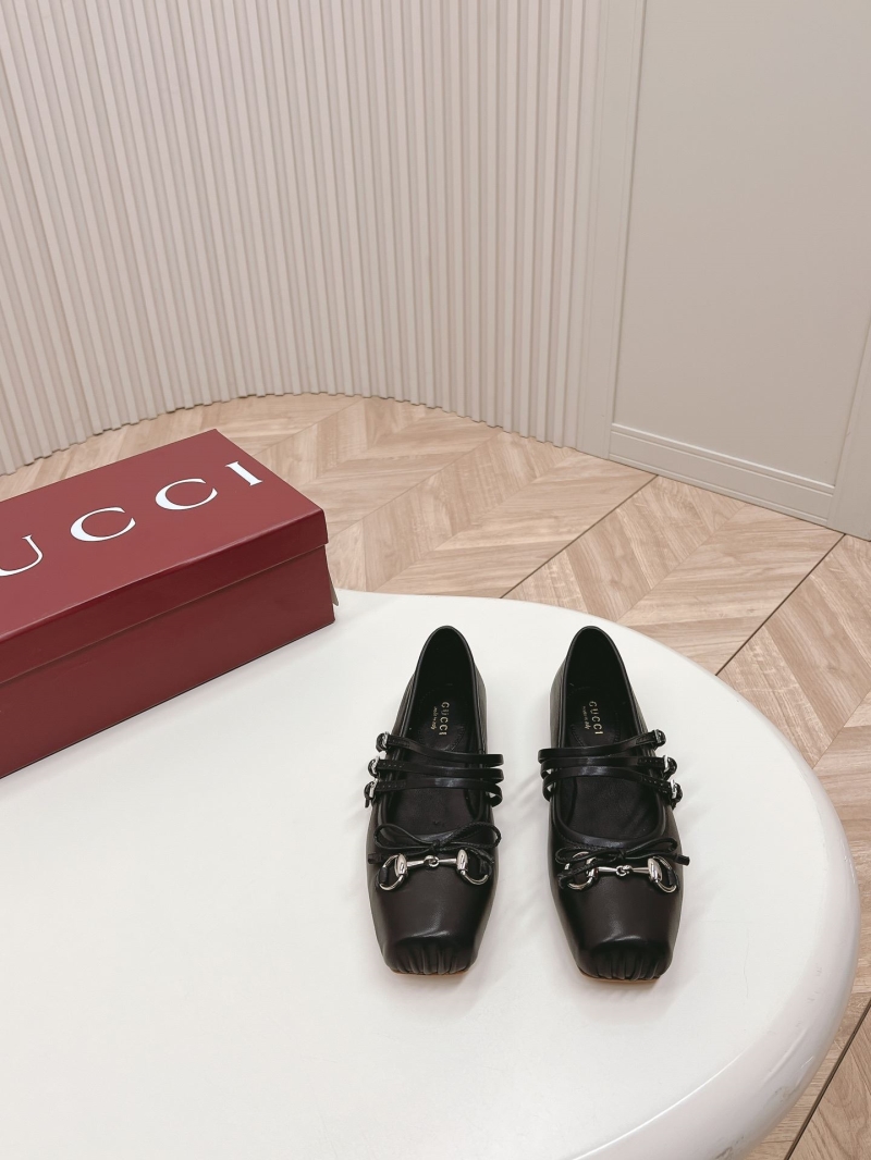 G*u*i flat shoes